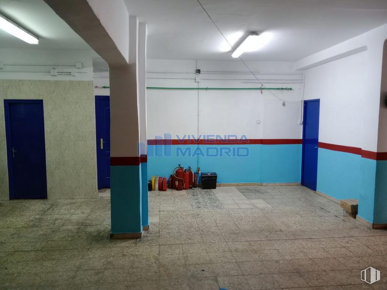 Local en alquiler y venta en Calle Inmaculada Concepción, Carabanchel, Madrid, 28019 con puerta, lámpara, alumbrado, edificio, hall, suelo, suelos, accesorio, techo y azul eléctrico alrededor