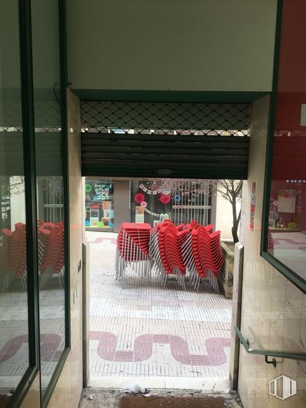 Retail for sale & for rent at Calle José Luis Álvarez de Castro, Cuenca, 16002 with chair, pillow, building, house, shade, door, interior design, floor, mesh and gas around