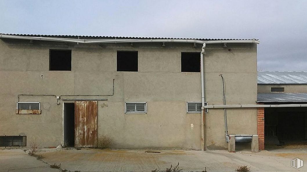 Industrial for sale & for rent at Nave en Crespos, Crespos, Ávila, 05300 with building, sky, window, beige, wood, fixture, landscape, tints and shades, shade and facade around