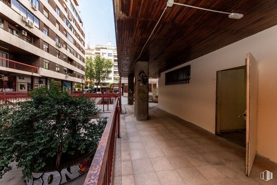 Retail for sale & for rent at Calle Gaztambide, Chamberí, Madrid, 28015 with building, houseplant, plant, property, window, urban design, residential area, real estate, facade and tree around