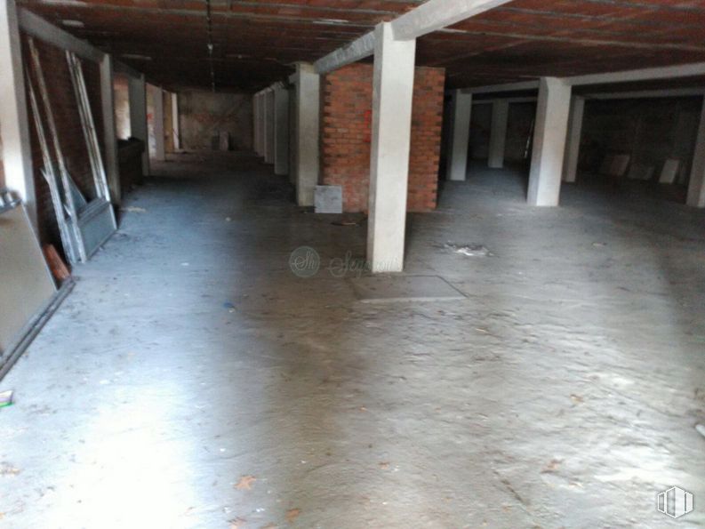 Retail for rent at Calle Roble, Segovia, 40002 with wood, flooring, floor, fixture, hall, building material, composite material, hardwood, concrete and ceiling around