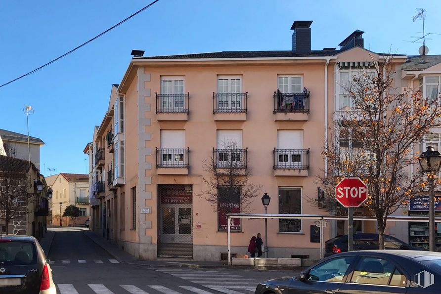 Retail for sale at Calle Panadería, 2, El Escorial, Madrid, 28280 with car, building, window, land vehicle, sky, vehicle, property, infrastructure, tire and architecture around