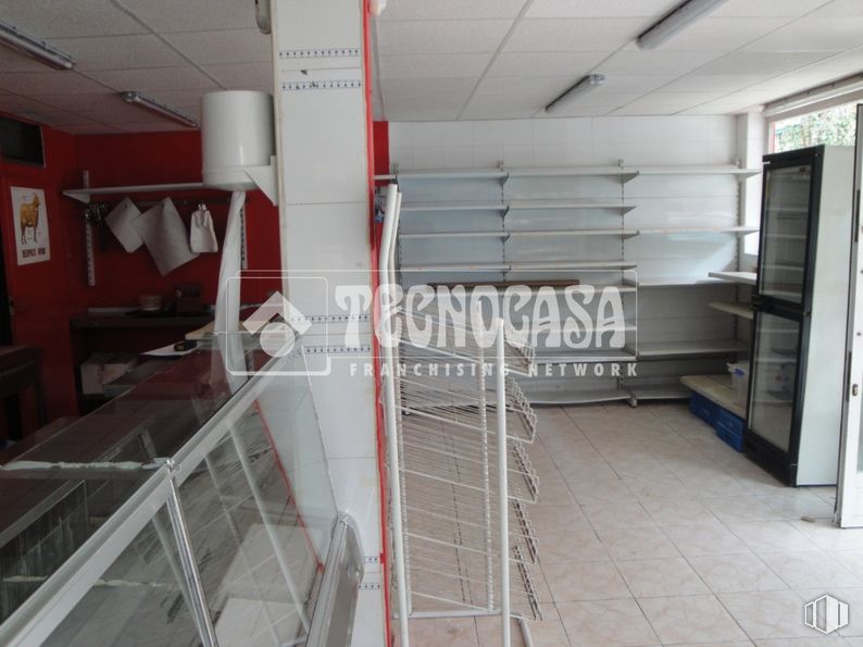 Retail for rent at Calle Tarragona, Getafe, Madrid, 28903 with building, floor, fixture, ceiling, composite material, flooring, shelving, metal, aluminium and engineering around