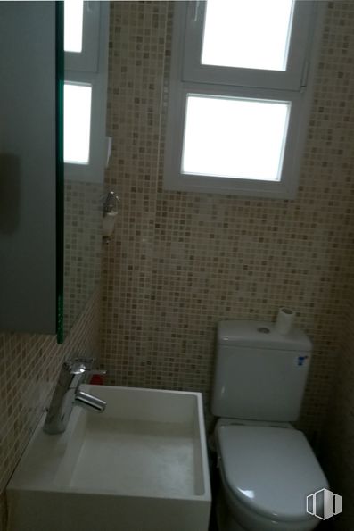 Oficina en venta en Calle Carretas, 14, Centro, Madrid, 28012 con inodoro, ventana, arreglo de tubería, baño, grifo, piso, madera, suelo, líquido, bañera, plomería y propiedad material alrededor