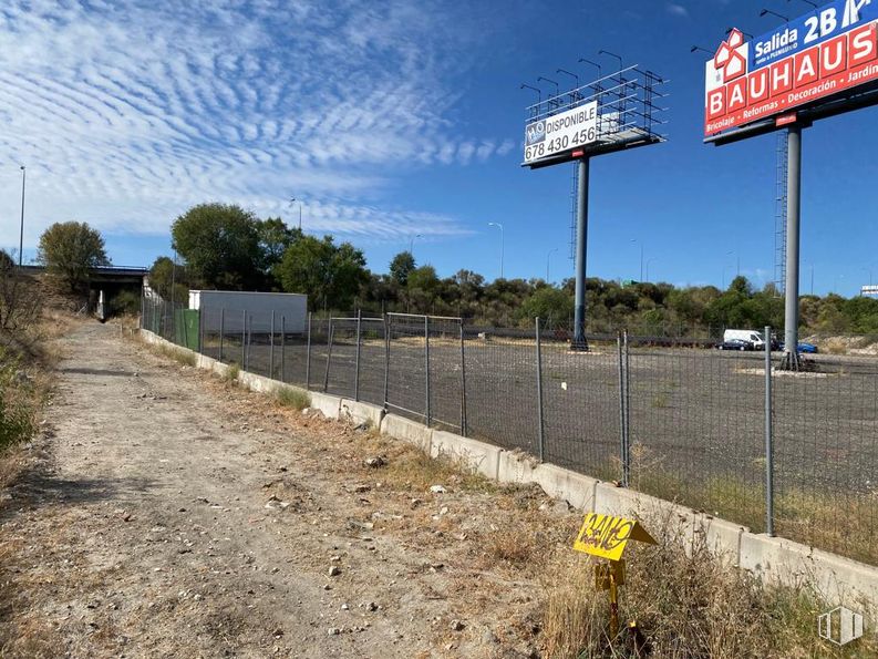 Land for sale at Calle Octubre, 238, San Blas - Canillejas, Madrid, 28022 with advertising, wire fencing, sign, mesh, billboard, chain-link fencing, fence and banner around