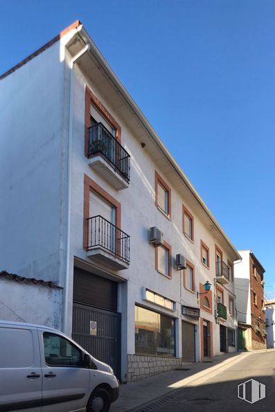 Local en alquiler y venta en Calle Doctor Romero, 5, San Martín de Valdeiglesias, Madrid, 28680 con camioneta, edificio, ventana, cielo, propiedad, neumático, coche, vehículo, rueda y arquitectura alrededor