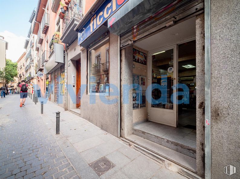 Retail for sale & for rent at Calle Juanelo, Centro, Madrid, 28012 with person, building, window, plant, flowerpot, urban design, sidewalk, facade, road surface and city around