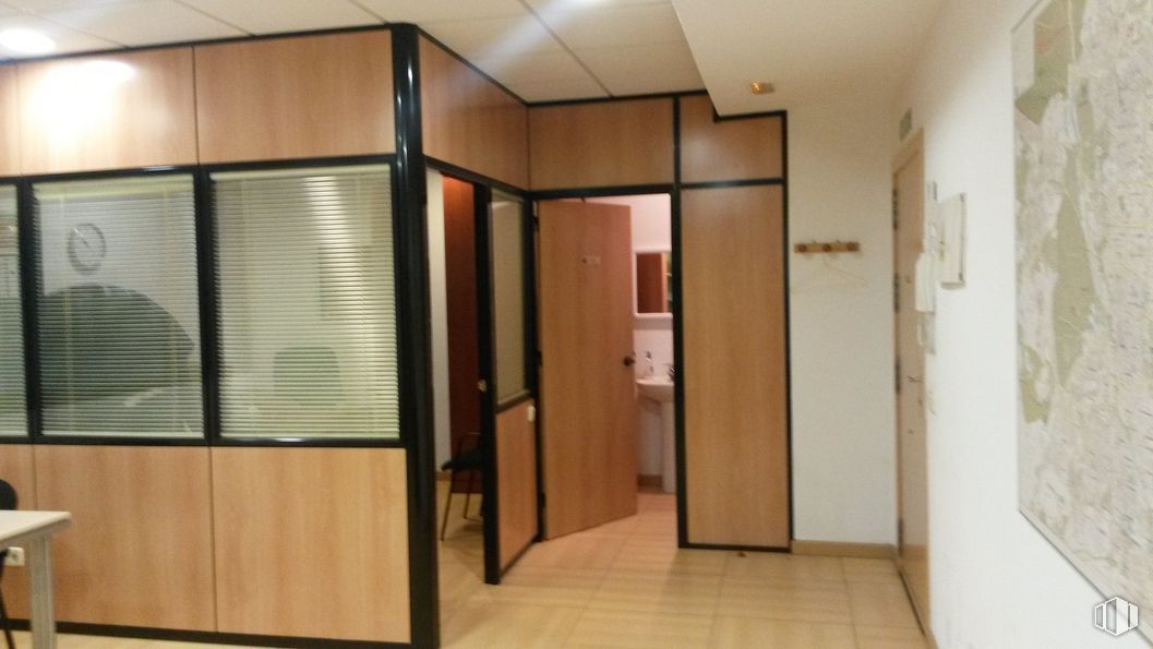 Oficina en alquiler y venta en Polígono industrial de Vallecas, Villa de Vallecas, Madrid, 28031 con persiana de la ventana, propiedad, accesorio, madera, entrada, exterior automotriz, suelo, piso, puerta del vehiculo, madera dura y vidrio alrededor