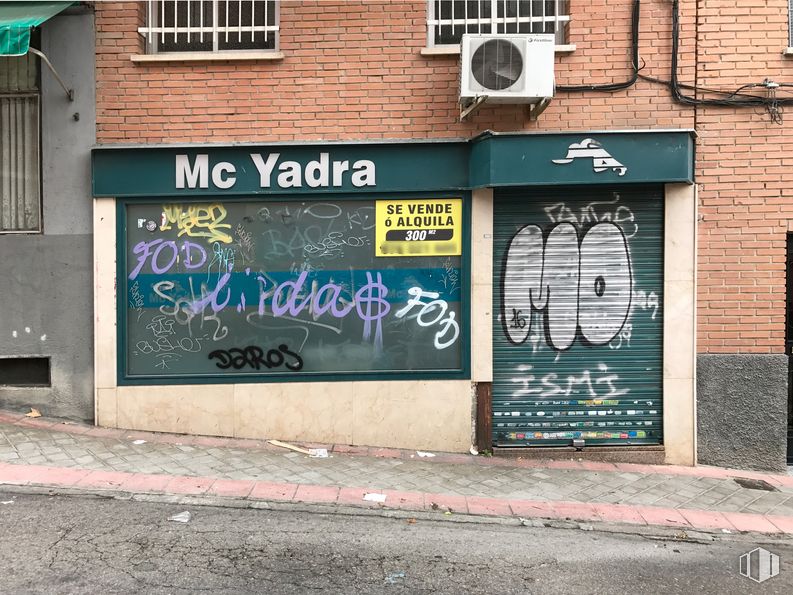 Retail for sale & for rent at Calle Antonia Calvo, 24, La Latina, Madrid, 28047 with window, building, fixture, handwriting, brick, graffiti, brickwork, font, art and door around