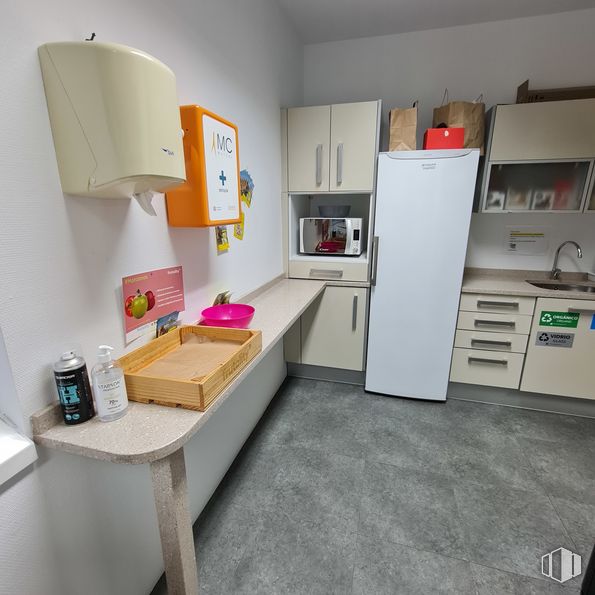 Oficina en venta en Arroyo de la Vega, Alcobendas, Madrid, 28108 con refrigerador, productos envasados, propiedad, mueble, mesa, ebanistería, edificio, piso, pavimentos y cajón alrededor