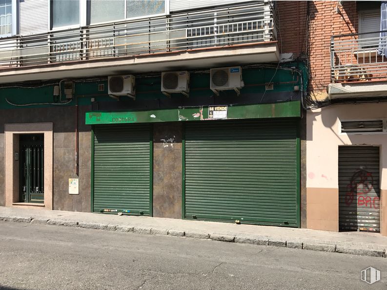 Local en venta en Calle Calamina, Villaverde, Madrid, 28021 con edificio, ventana, madera, superficie de la carretera, accesorio, pared, ladrillo, asfalto, zona residencial y albañilería alrededor