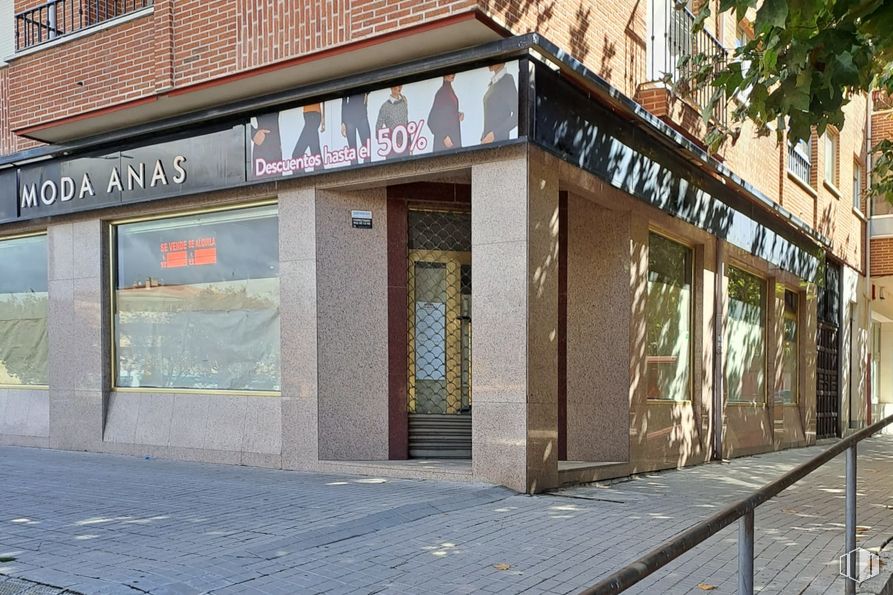 Retail for sale at Carretera de Burgohondo, 7, Ávila, 05002 with building, window, fixture, facade, wood, city, sidewalk, road surface, mixed-use and door around