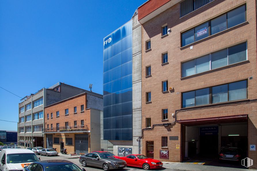 Office for rent at Calle Rufino González, San Blas - Canillejas, Madrid, 28037 with car, building, window, automotive parking light, wheel, land vehicle, sky, tire, vehicle and infrastructure around