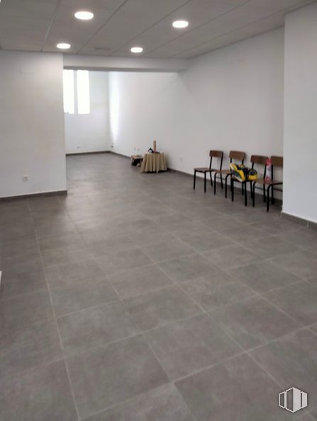 Retail for rent at Plaza Constitución, 11, Santa Cruz de la Zarza, Toledo, 45370 with chair, flooring, tile flooring, floor, art, hall, fixture, event, composite material and concrete around