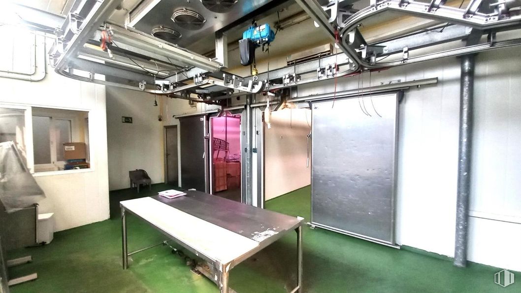 Industrial for sale at Pol. Ind. Prado Overa , Leganés, Madrid, 28914 with table, flooring, ceiling, lighting, floor, metal, hall, steel, aluminium and light fixture around