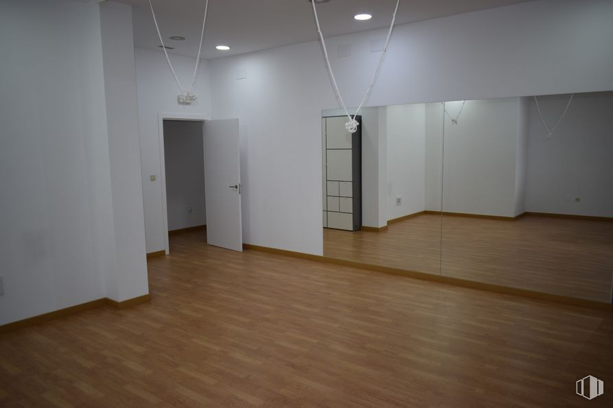 Local en alquiler y venta en Plaza Sector Embarcaciones, 11, Tres Cantos, Madrid, 28760 con madera, pasillo, pavimento, piso, accesorio, madera, vidrio, techo, suelos laminados y evento alrededor