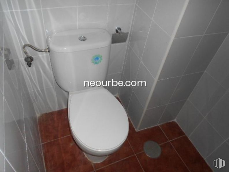 Retail for sale at Zona Centro, Santa María del Tiétar, Ávila, 05429 with toilet, plumbing fixture, toilet seat, fixture, bathroom, purple, lighting, fluid, floor and urinal around