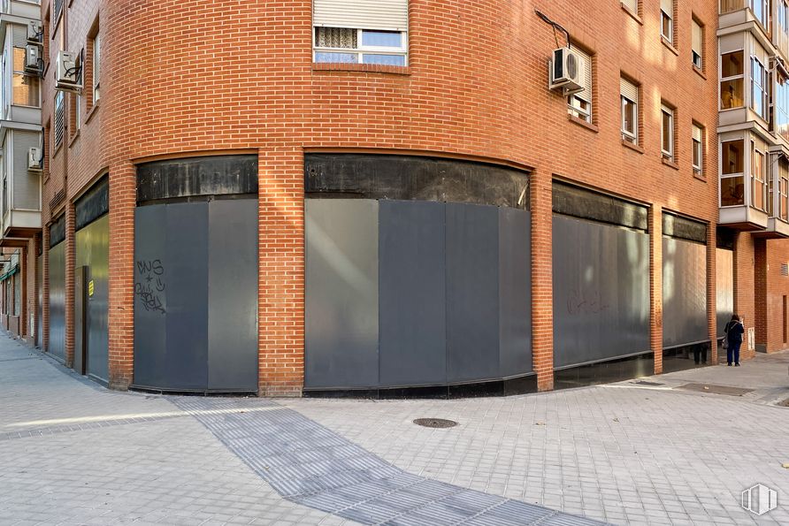 Retail for sale at Calle Naves, Arganzuela, Madrid, 28005 with building, window, road surface, asphalt, brickwork, brick, urban design, fixture, sidewalk and wood around