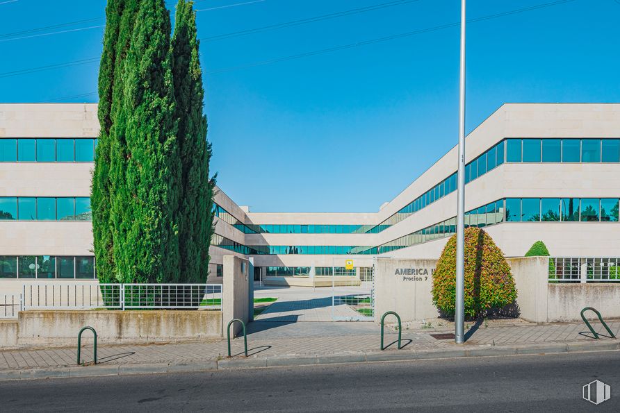 Oficina en alquiler en Edificio América II, Calle Proción, 7, Moncloa - Aravaca, Madrid, 28023 con cielo, planta, edificio, diseño urbano, terreno, árbol, sombra, superficie de la carretera, zona residencial y condominio alrededor