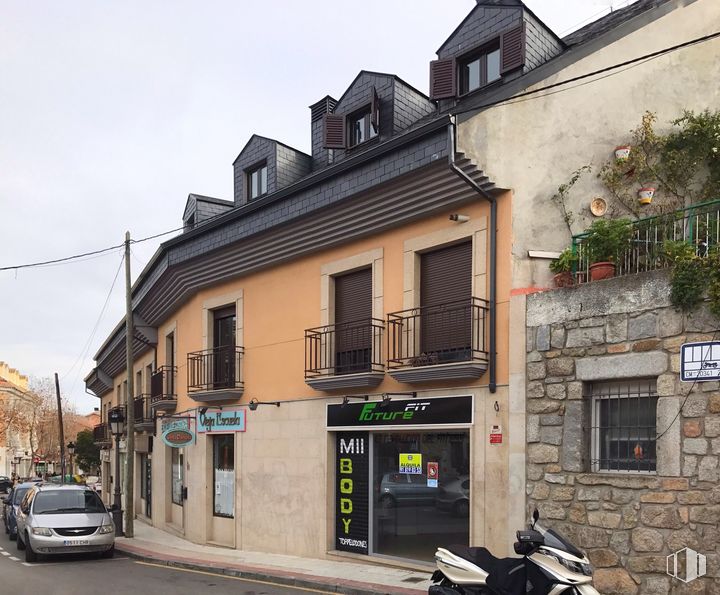 Local en alquiler en Plaza Epifanio Velasco, 1, Torrelodones, Madrid, 28250 con coche, ventana, motocicleta, edificio, neumático, cielo, rueda, vehículo, planta y placa de matrícula del vehículo alrededor