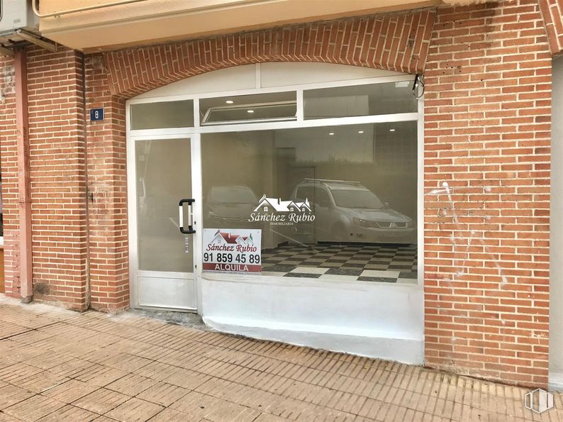 Local en alquiler y venta en Calle José Sánchez Rubio, Torrelodones, Madrid, 28250 con ventana, iluminación del automóvil, edificio, albañilería, puerta, sombra, vehículo, accesorio, ladrillo y madera alrededor