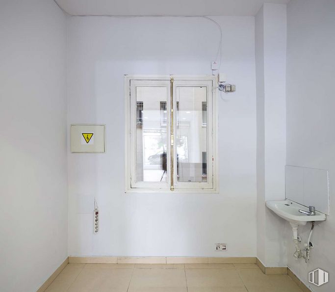 Retail for rent at Avenida de Bruselas, 73, Salamanca, Madrid, 28028 with sink, picture frame, cabinetry, building, fixture, door, wood, plumbing fixture, house and floor around