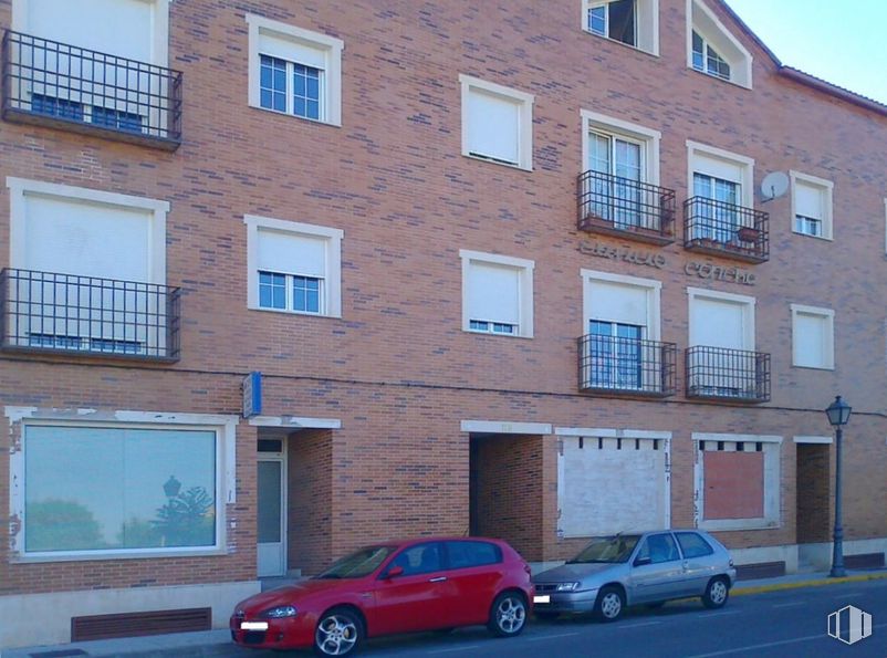 Retail for rent at Avenida Estación, Yuncler, Toledo, 45529 with car, window, tire, automotive parking light, wheel, land vehicle, vehicle, property, building and sky around