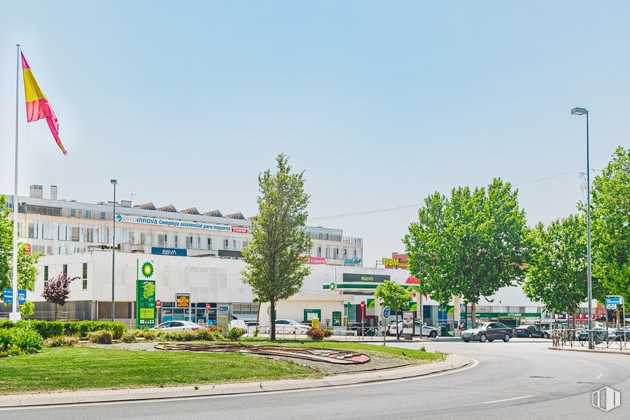 Local en alquiler en Centro comercial MiraMadrid, Avenida Juan Pablo II, 26, Paracuellos de Jarama, Madrid, 28860 con bandera, edificio, cielo, planta, luz de la calle, arquitectura, árbol, diseño urbano, barrio y zona residencial alrededor