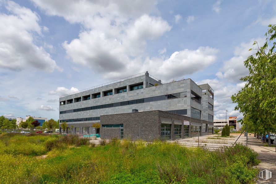 Oficina en alquiler y venta en Edificio Alaja, Avenida Leonardo Da Vinci, 8, Getafe, Madrid, 28906 con edificio, nube, planta, cielo, árbol, diseño urbano, condominio, casa, fachada y césped alrededor