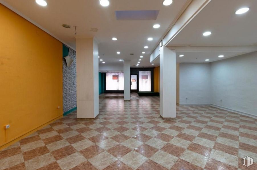 Retail for sale at Centro, Cuenca, 16004 with fixture, tile flooring, interior design, hall, flooring, floor, line, building, ceiling and composite material around