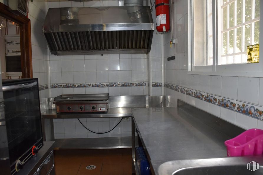 Local en alquiler en Calle Palmas, 14, Móstoles, Madrid, 28938 con ventana, horno microondas, edificio, estufa de gas, encimera, cocina, ebanistería, suelo, placa de cocción y aparato de cocina alrededor