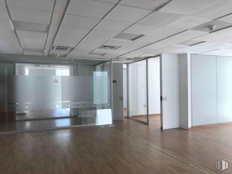 Office for rent at Zona empresarial, Alcobendas, Madrid, 28108 with floor, flooring, interior design, wood, ceiling, architecture, glass, lighting, door and wood flooring around