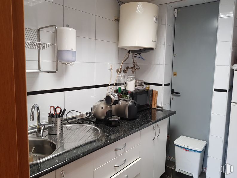 Office for sale at Calle Ricardo Ortiz, Ciudad Lineal, Madrid, 28017 with cabinetry, sink, lighting, kitchen sink, property, countertop, tap, building, plumbing fixture and kitchen around