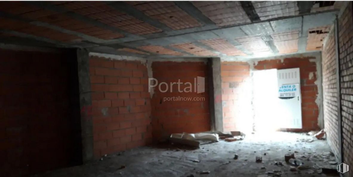 Retail for sale at Calle Espada, Cantimpalos, Segovia, 40360 with door, flooring, brick, brickwork, gas, wood, ceiling, building material, font and concrete around