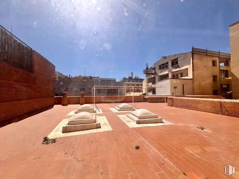 Local en venta en Calle Almansa, 91, Moncloa - Aravaca, Madrid, 28040 con edificio, cielo, durante el día, ventana, madera, superficie de la carretera, arquitectura, luz solar, asfalto y suelos alrededor