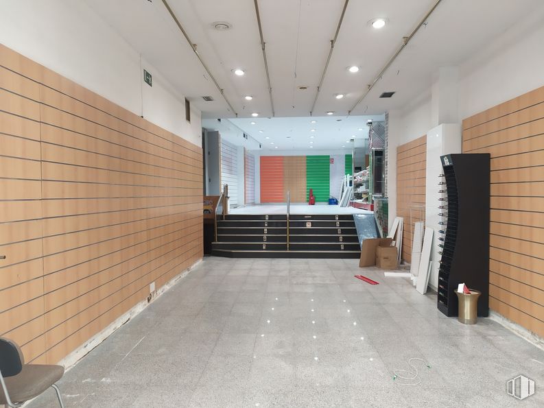 Local en alquiler y venta en Calle Los Alfares, 1, Alcorcón, Madrid, 28922 con silla, propiedad, edificio, interiorismo, suelo, pasillo, piso, madera, gas y techo alrededor