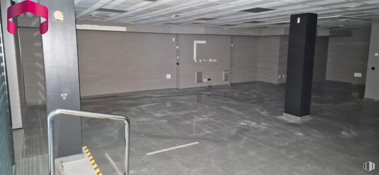 Retail for sale at Calle Esteban Collantes, Ciudad Lineal, Madrid, 28017 with flooring, floor, ceiling, grey, silver, hall, transparency, light fixture, tile and basement around