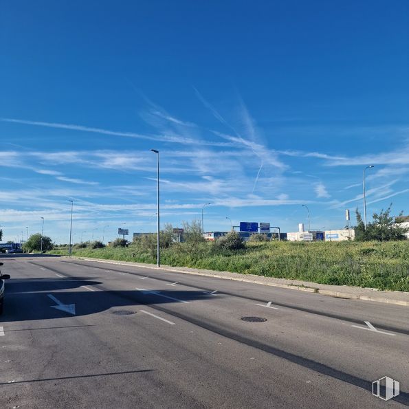 Suelo en venta en Avenida Córdoba, 5, Valdemoro, Madrid, 28341 con cielo, nube, entorno natural, superficie de la carretera, asfalto, planta, neumático, rueda, árbol y línea eléctrica aérea alrededor