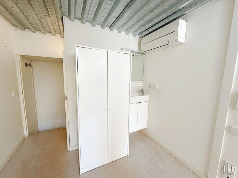 Local en venta en Zona Arapiles, Chamberí, Madrid, 28015 con armario, accesorio, edificio, madera, interiorismo, suelo, suelos, material compuesto, madera dura y techo alrededor