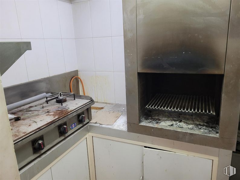 Local en venta en Calle San Basilio, Usera, Madrid, 28026 con estufa de gas, aparato de cocina, electrodoméstico, ebanistería, fregadero, edificio, encimera, fregadero, grifo y cocina alrededor