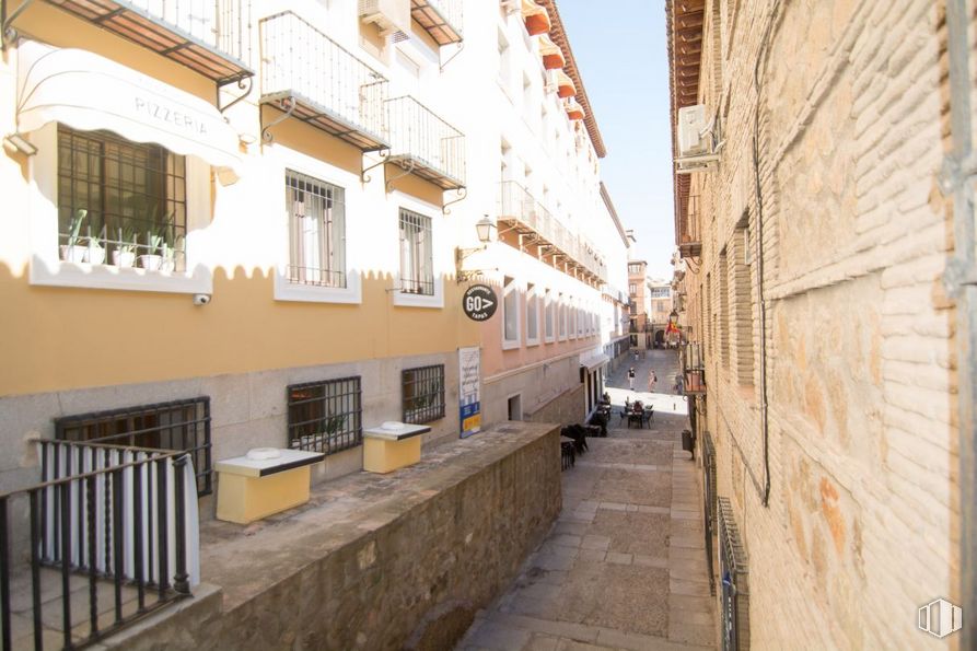 Office for sale & for rent at Casco histórico, Toledo, 45001 with window, building, road surface, sky, neighbourhood, urban design, flowerpot, house, wood and facade around