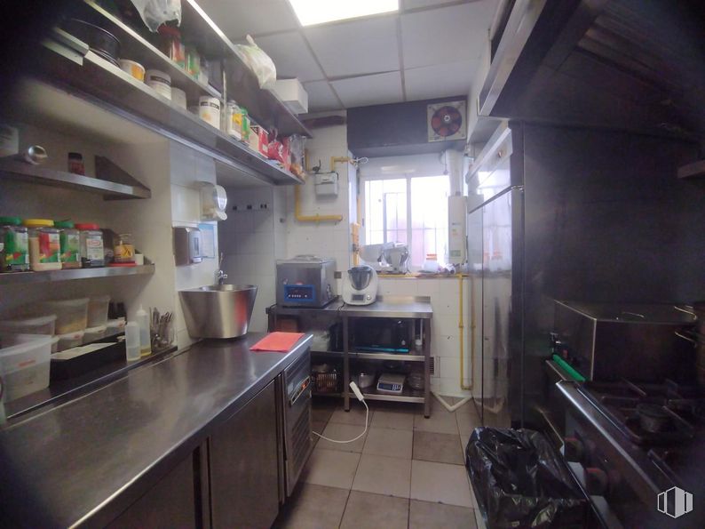 Retail for rent at Zona Chueca, Centro, Madrid, 28004 with countertop, window, building, cabinetry, kitchen, house, kitchen appliance, flooring, shelf and machine around