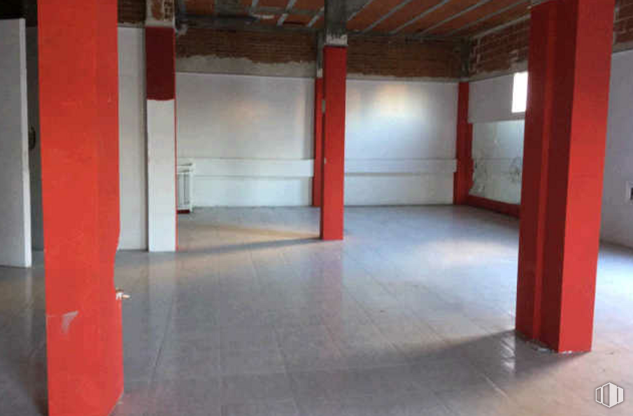 Local en venta en Calle Cercados, Navalcarnero, Madrid, 28600 con espejo, accesorio, arquitectura, diseño de interiores, suelo, madera, piso, material compuesto, rojo y pasillo alrededor