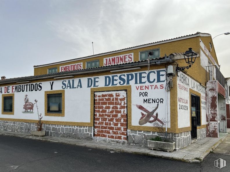 Industrial for sale at Calle Roble, San Pedro del Arroyo, Ávila, 05350 with building, window, sky, cloud, font, door, facade, gas, art and house around