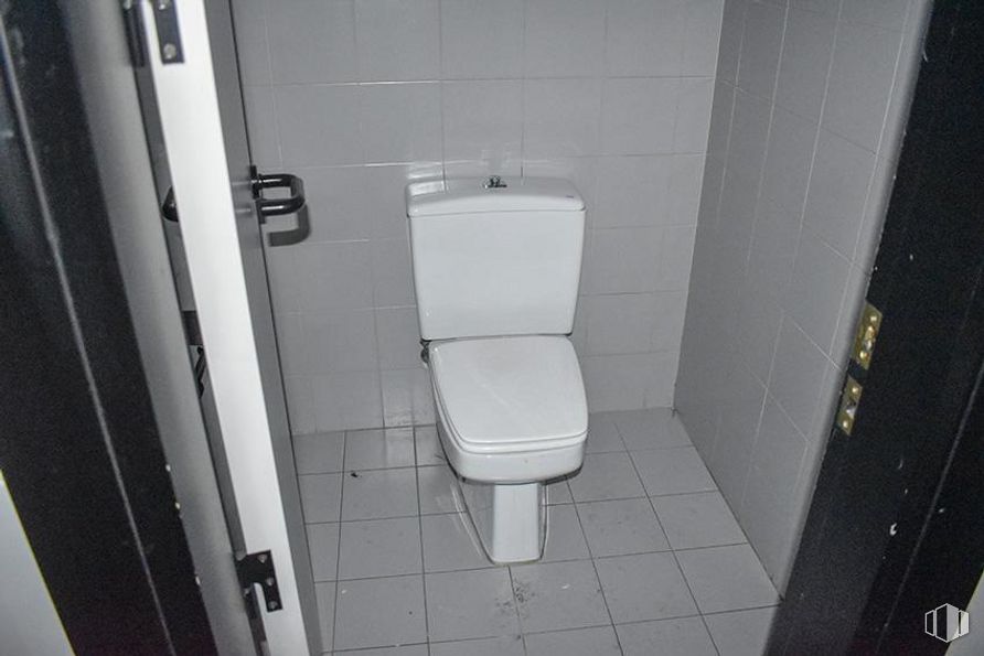 Retail for sale & for rent at Calle Nuestra Señora de Sonsoles, Ávila, 05003 with toilet, bidet, toilet seat, bathroom, plumbing fixture, toilet roll holder, fixture, paper towel holder, plumbing and bathroom accessory around