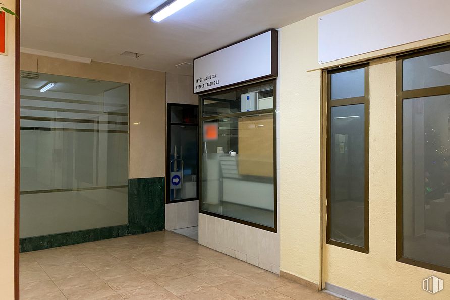 Local en alquiler y venta en Zoco La Poveda, Calle Portal de Belén, 35, Arganda del Rey, Madrid, 28500 con ebanistería, puerta, accesorio, edificio, piso, suelo, fachada, puerta del vehículo, vidrio y edificio comercial alrededor