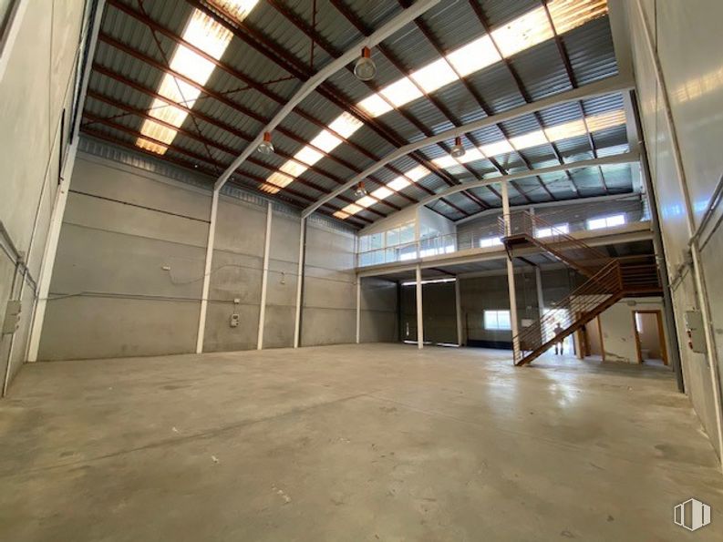 Nave en venta en Polígono Industrial Ribagorda, Fuente el Saz de Jarama, Madrid, 28140 con accesorio, madera, pasillo, viga, material compuesto, techo, suelo, hormigón, material de construcción y metal alrededor