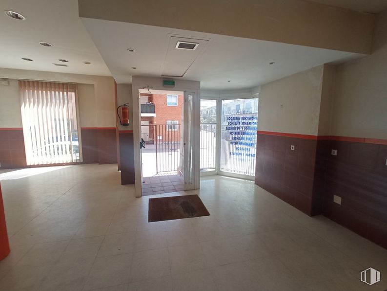 Local en venta en Zona Centro, Colmenar Viejo, Madrid, 28770 con accesorio, madera, edificio, puerta, hall, interiorismo, suelos, casa, suelo y madera dura alrededor