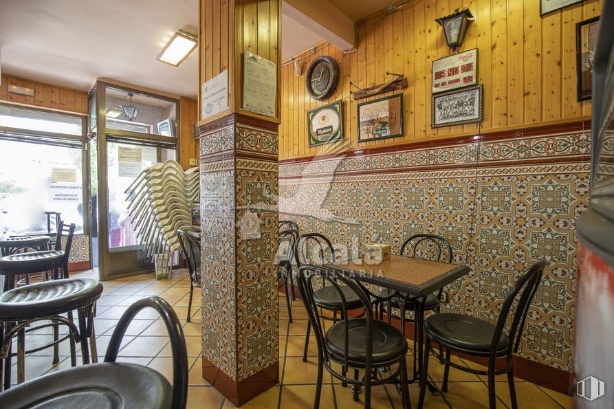 Retail for sale at Zona del Val, Alcalá de Henares, Madrid, 28804 with chair, kitchen & dining room table, table, furniture, property, interior design, floor, wood, flooring and hardwood around