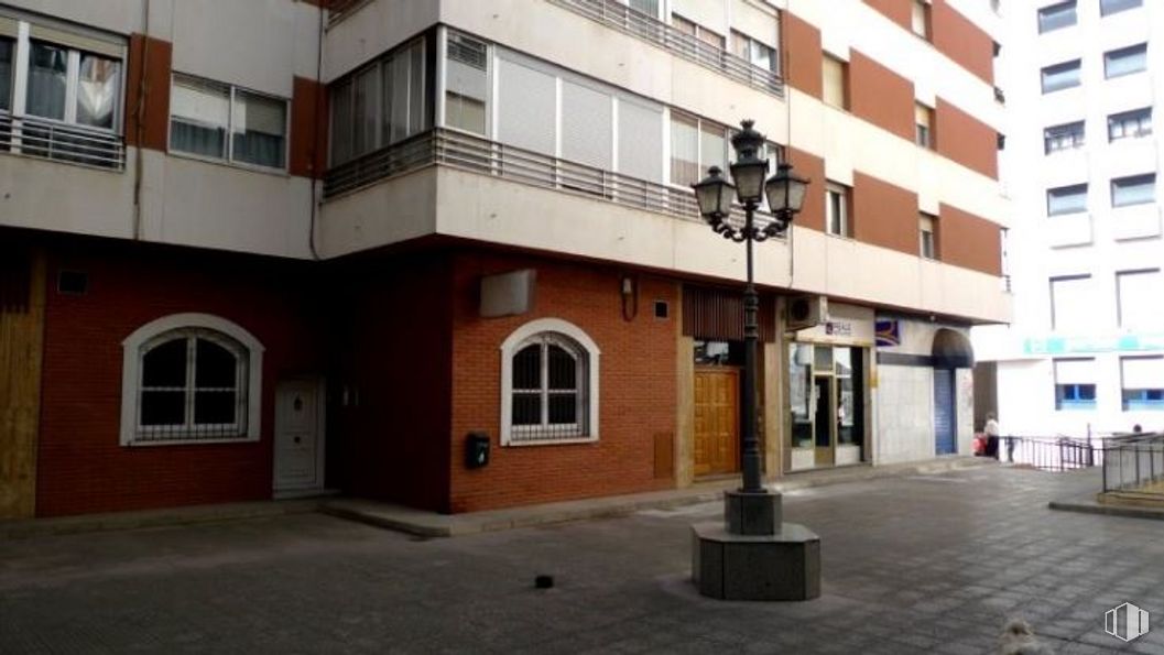 Retail for rent at Avenida Castilla La Mancha, Cuenca, 16003 with building, window, condominium, door, urban design, facade, street light, city, apartment and flooring around